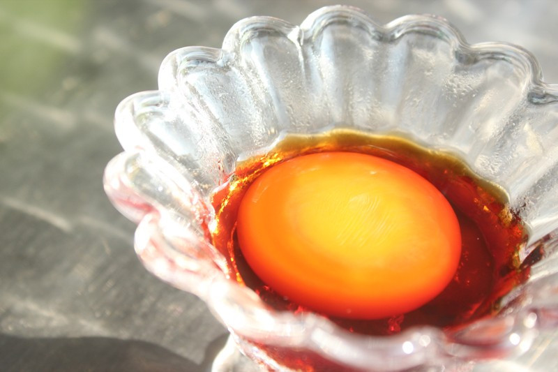 7. 浸了12小時後的雞蛋黃染成橘紅色